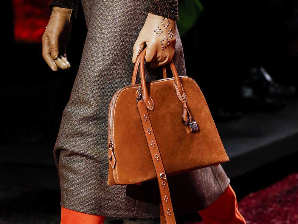 Hermès a opté pour des couleurs automnales, des objets exotiques et de petites pochettes à monture rétro lors de son défilé automne 2018