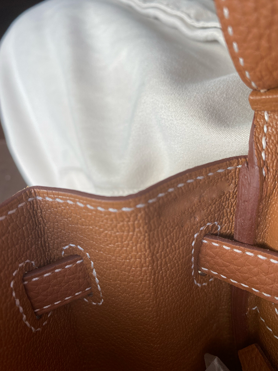 The thinner edge of a 25cm Togo Birkin.