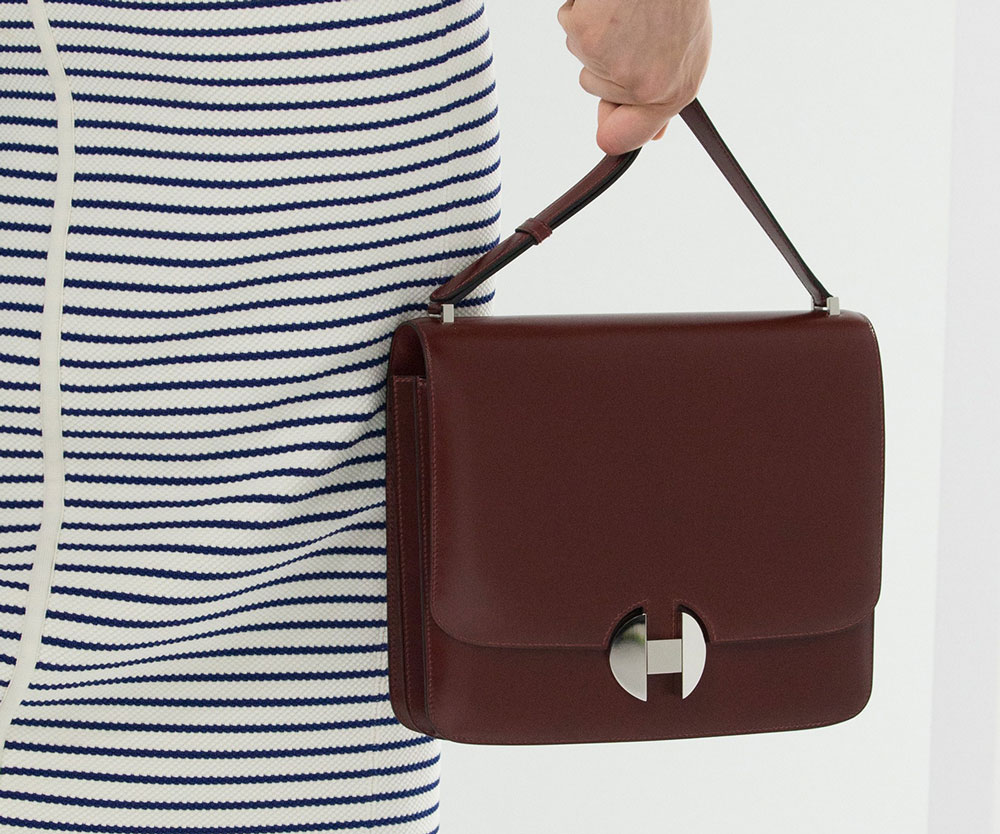 Hermès se concentre sur son nouveau sac à bandoulière lors du défilé printemps 2018