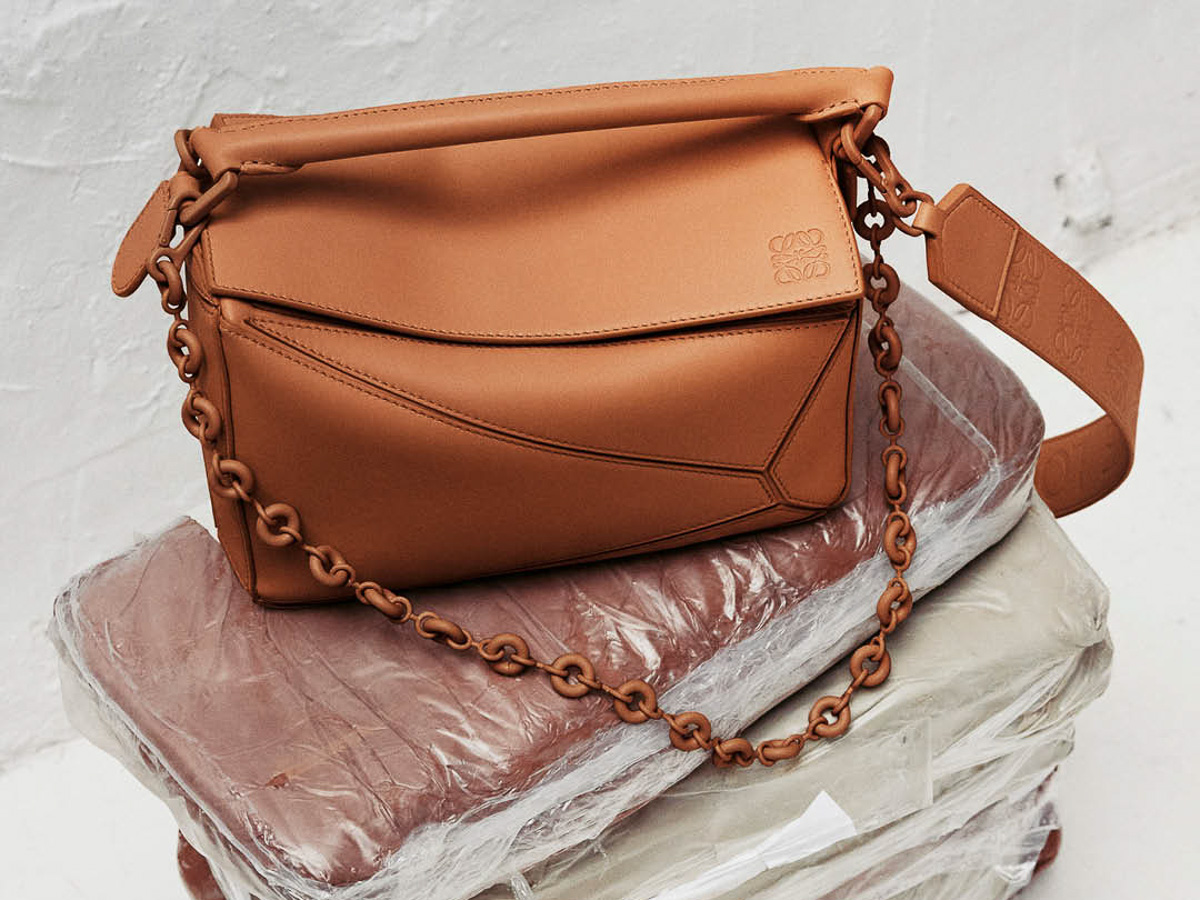 Les icônes sont revigorées chez Loewe pour l’automne 2022