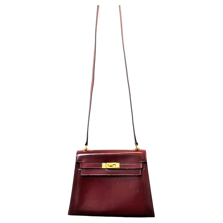 HERMÉS KELLY 20cm  bordeaux Calfskin Leather, gold hardware, small shoulder bag