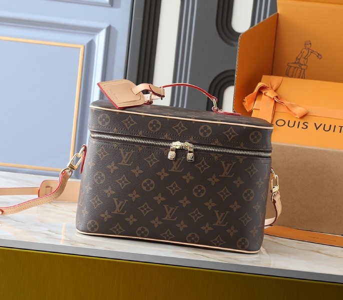 Louis Vuitton Reissue Louis Vuitton Monogram Canvas Nice Vanity M44935