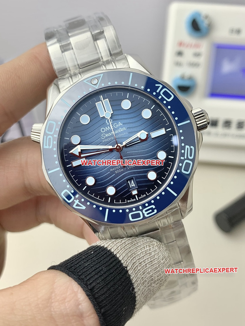 VS FactoryOmegaSeamastertop-tier replica blue gradient disk 210.30.42.20.03.003front live photo
