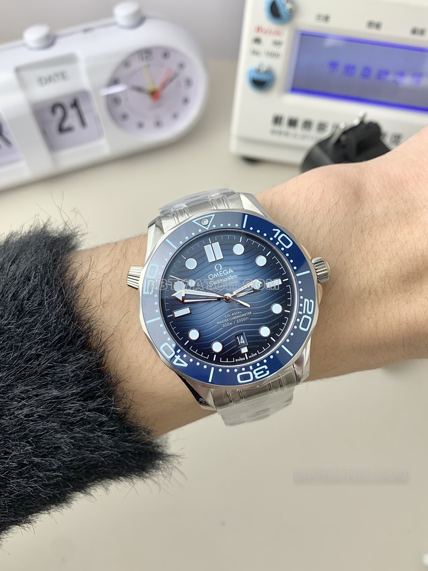 VS FactoryOmegaSeamastertop-tier replica blue gradient disk 210.30.42.20.03.003 wearing live photos