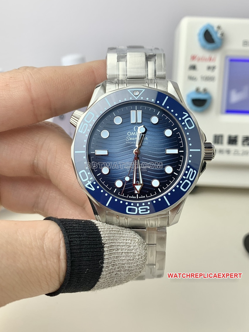 VS FactoryOmegaSeamastertop-tier replica blue gradient disk 210.30.42.20.03.003front live photo
