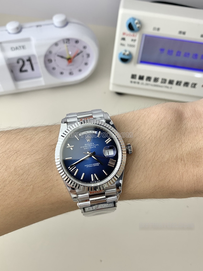 QF factory RolexDay-Date type super clone gradient blue dialm228239-0076 wearing live photos
