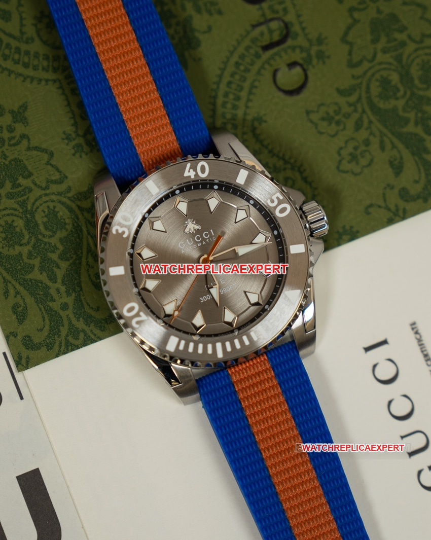 Reloj de buceo mecánico con disco gris plateado Gucci Top Replica 2024 YA136352