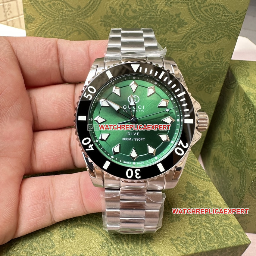 Relógio mecânico Gucci YA136363 Dive Series com mostrador verde, 200 m à prova d'água, caixa e pulseira de aço inoxidável 316