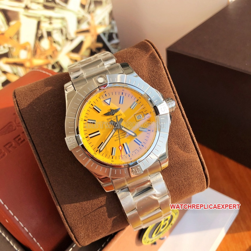 Breitling Avenger Super Clone A17319101I1A1 com mostrador amarelo e pulseira de aço