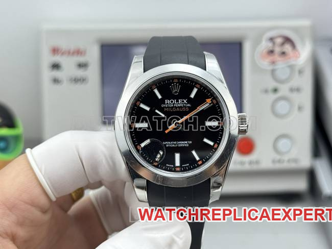 Top-tier replica watch VS Factory Rolex black dial with black rubber strap