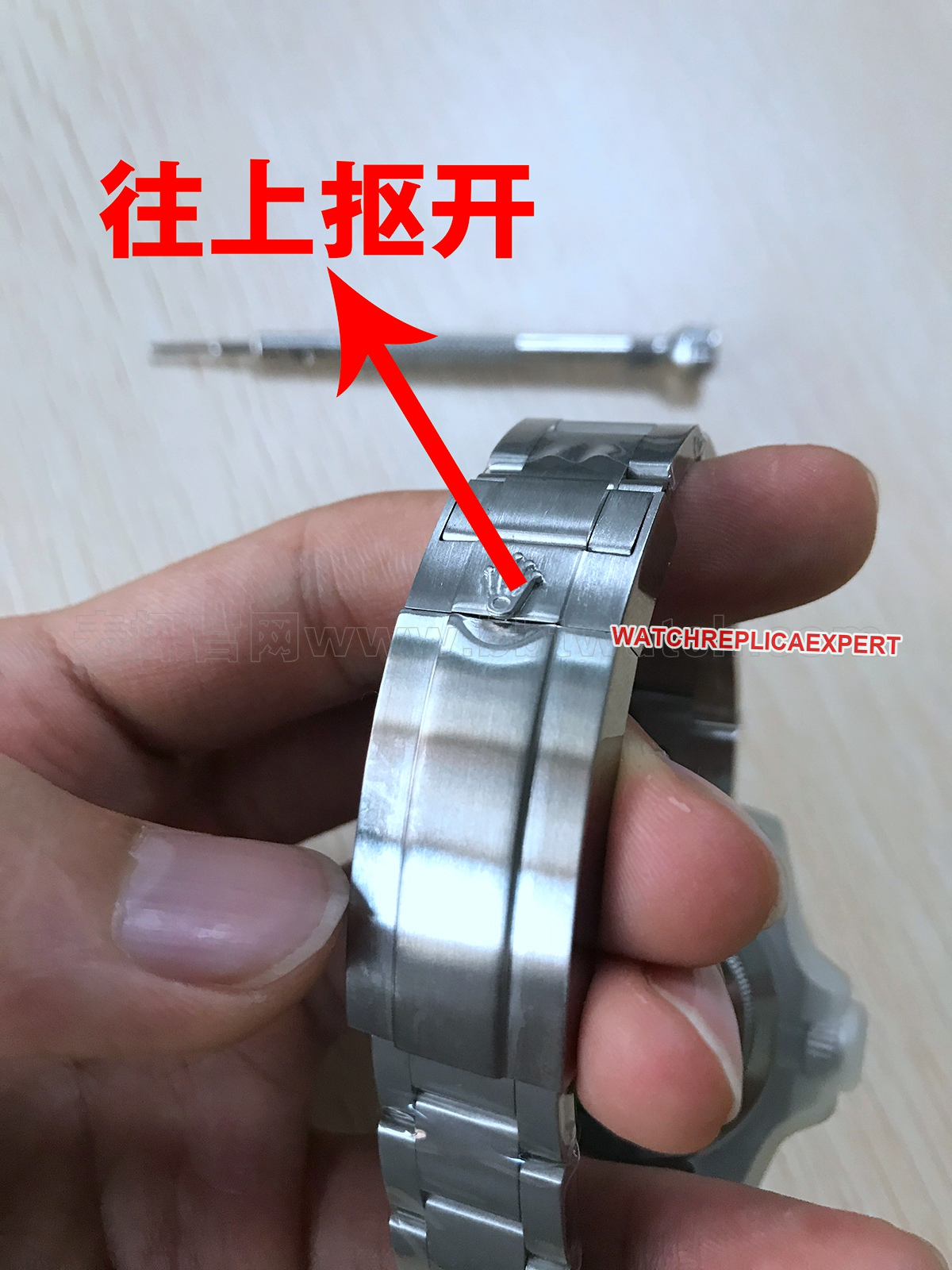 Rolex Rolex Green Aqua Buckle Guide: Open the Oyster Safety Clasp and Remove the Rolex Aqua Bracelet Strap