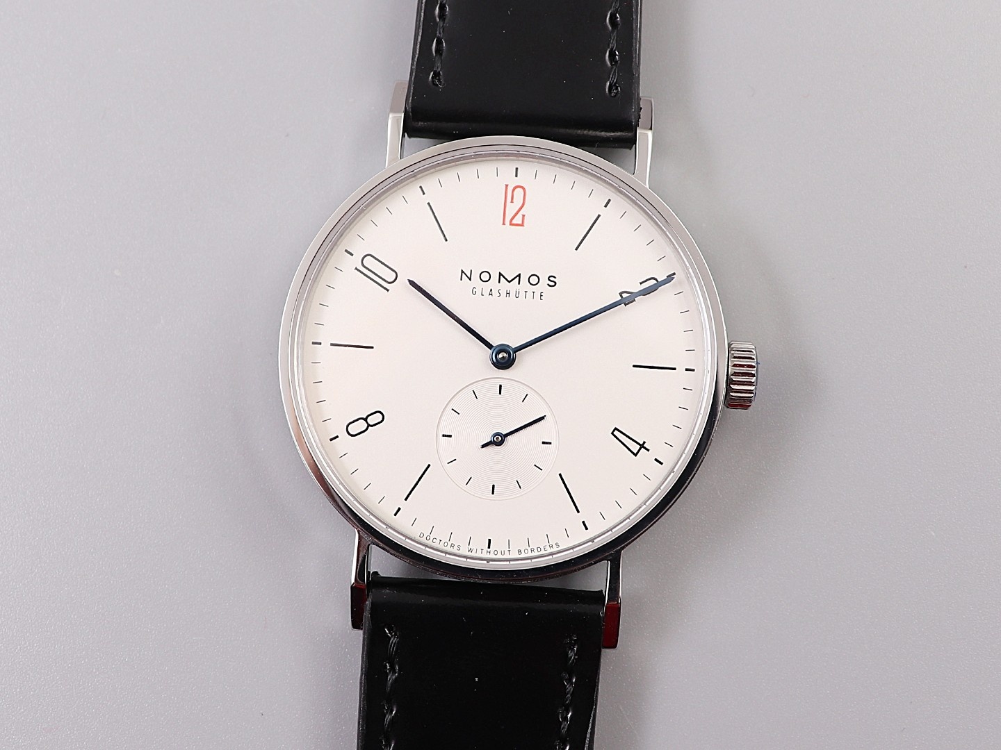 NS Factory Nomos CollectUhren: Hochwertige mechanische Herrenuhren mit minimalistischem Design und perfekten kreisförmigen Proportionen