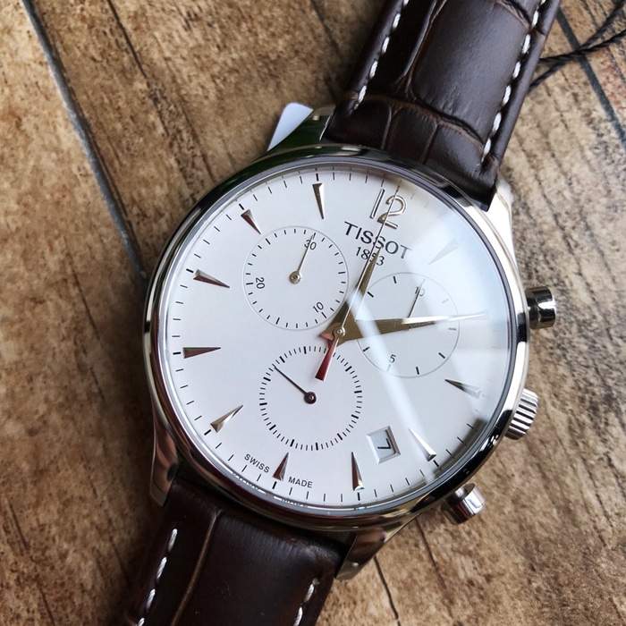 Comment distinguer une Tissot A-Goods d'une véritable Tissot : forme du boîtier, détails du cadran et mouvement universel