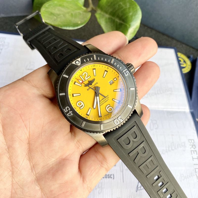 Choix de montres à cadran orange de moins de 50 000 : recommandations sportives et colorées