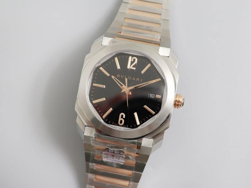 Trois montres squelettées mettant en valeur la fonction mécanique et le savoir-faire horloger