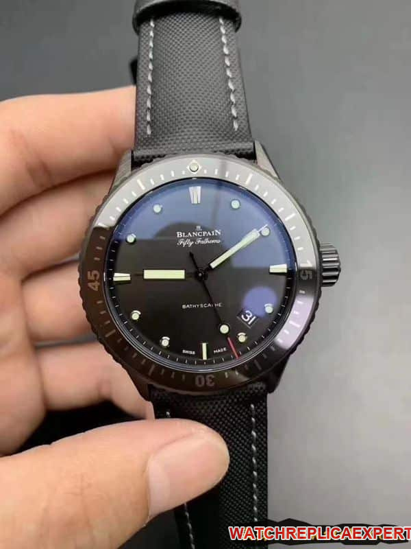 Je serais heureux de vous aider, mais j'ai besoin de réécrire le titre original. Vous m'avez montré "Blancpain" comme espace réservé, mais j'ai besoin du titre actuel pour : 1. Garder \Blancpain\ inchangé