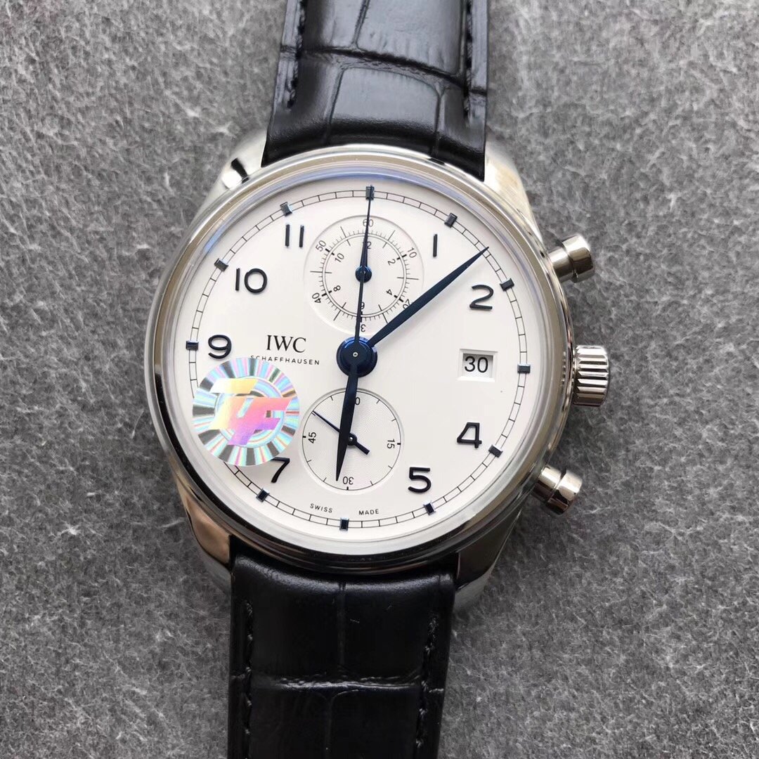IWC IWC-Lederarmband: Was kostet eine berühmte Replik einer Herrenuhr mit glitzerndem Goldgehäuse?