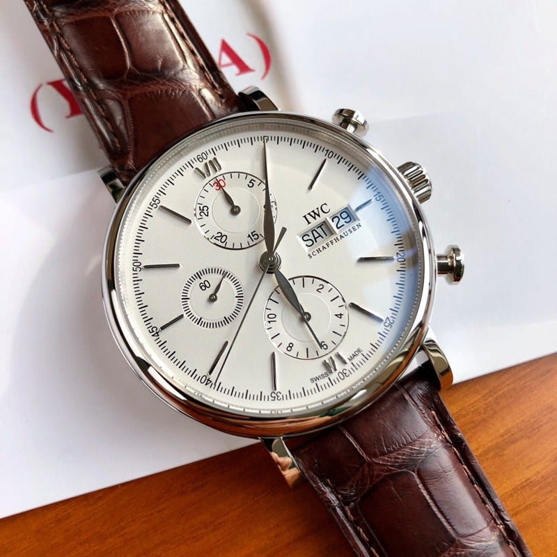 Ermäßigte Universaluhren mit eingelegten arabischen Ziffern und goldenen Details