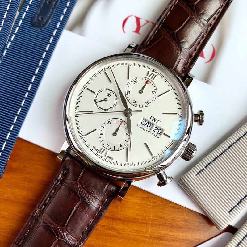 Répliques de montres universelles : quelles sont les caractéristiques de qualité qui affichent les phases de lune