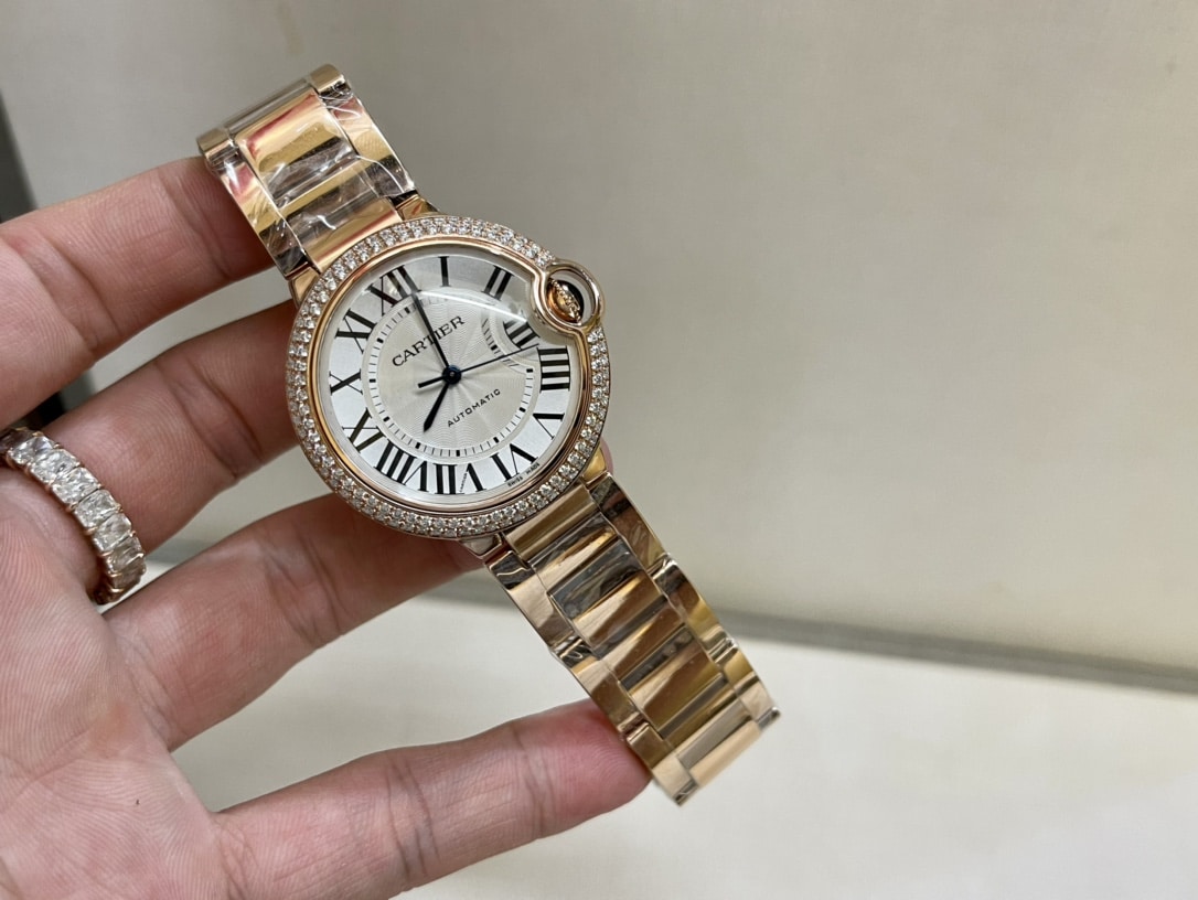Reloj Cartier Ballon Bleu de 33 mm en oro rosa para mujer con bisel de dos hileras de diamantes y correa de acero con incrustaciones de diamantes CNC