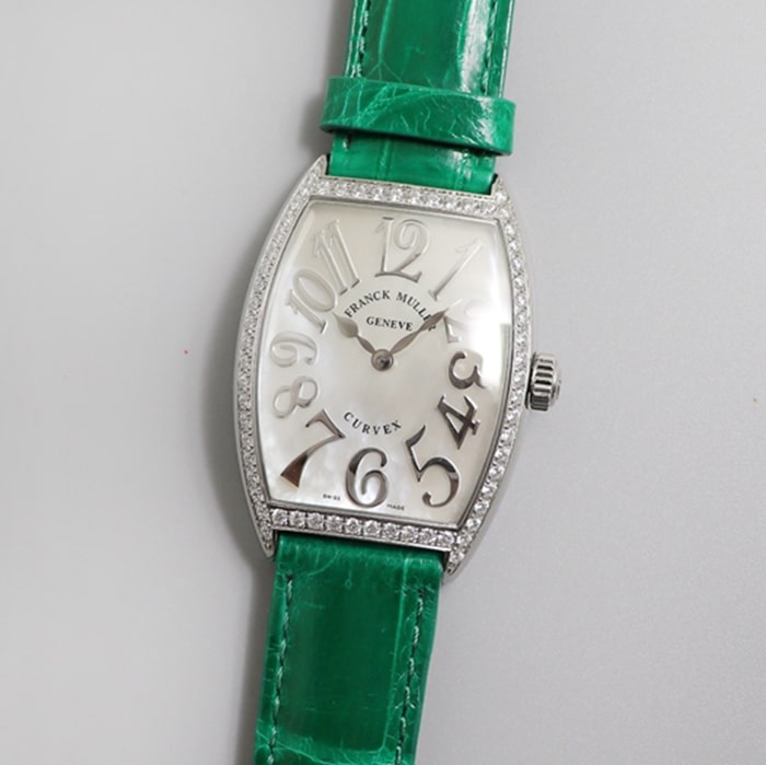 Montre en cuir à quartz en forme de tonneau pour femme Super Clone Frank Muller de qualité supérieure avec cadran en nacre blanche - Collection CINTREE CURVEX