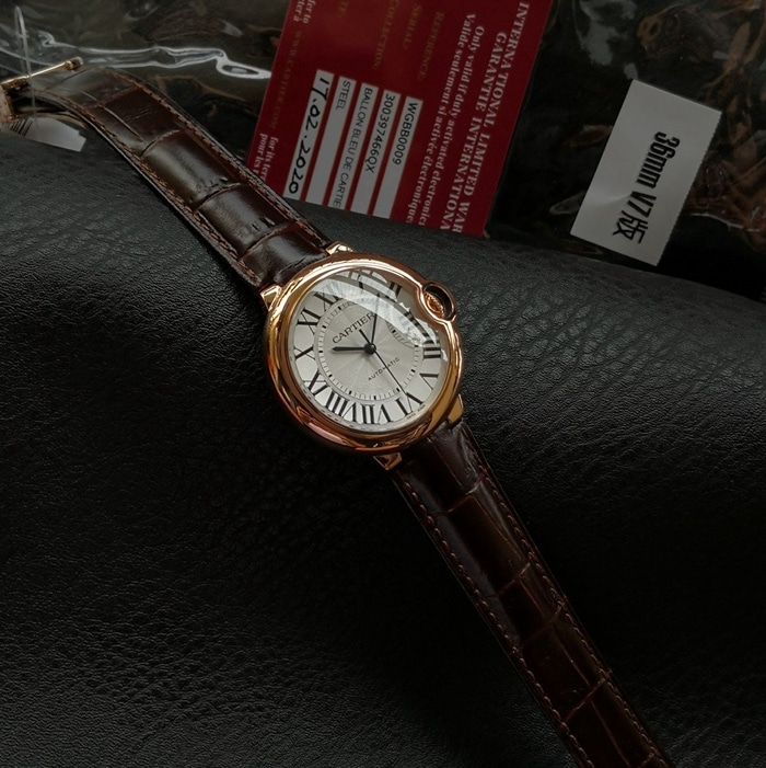 Réplica de alta calidad del reloj de pulsera Cartier con esfera blanca y correa de cuero de la serie Ballon Bleu para hombre