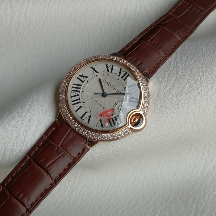 Cartier Ballon Bleu V6 WE900851 Reloj para hombre con esfera blanca, correa de cuero engastada con diamantes en oro rosa, calidad súper clonada