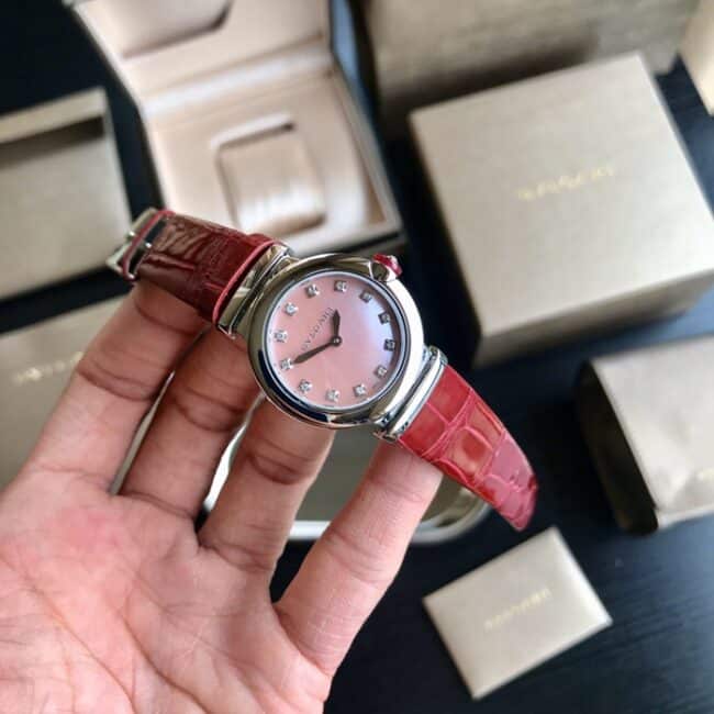 Reloj Bvlgari LVCEA 102608 LU28C2SL/12 para mujer con esfera rosa, correa roja, cristal de zafiro y diseño de corona de cabujón rosa