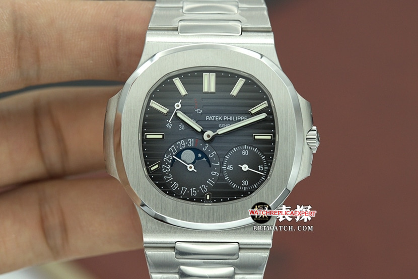 PPF Factory Patek Philippe Nautilus 5712/1A-001 Réplique de montre Sporty Elegance 1:1 pour homme avec cadran bleu foncé, affichage des phases de lune et bracelet en acier inoxydable
