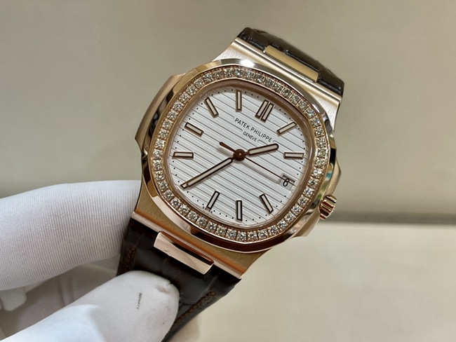 Men's Patek Philippe Nautilus Sporty and Elegant Replica Watch with White Dial, 18k Rose Gold Case, Sapphire Crystal and Mechanical Movement