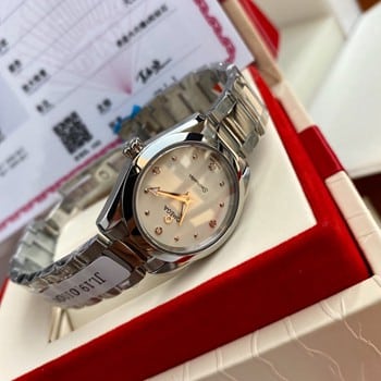 Entfernen des Gehäusebodens einer Omega Butterfly-Uhr: Für wie viel kann ein gebrauchtes Omega-Modell der Omega Constellation Series Classic verkauft werden?
