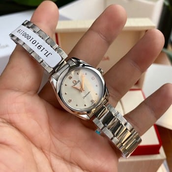 Automatische mechanische Herrenuhr Omega Hornet: Styling-Leitfaden für Zeitmesser der Saucer-Serie