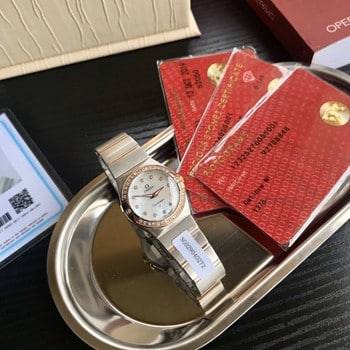 Omega Diskwatch gepaart mit Kleidung: Entdecken Sie den Vintage-Stil und die Textur der 50er Jahre