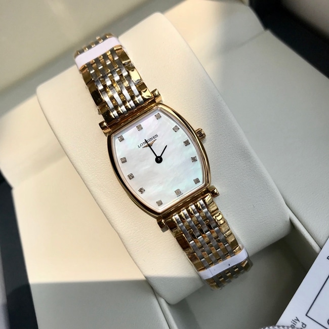 Wie spiegelt die Replik der Longines Gala Quarz-Freizeituhr mit Stahlband klassische Eleganz und zeitgenössischen Stil wider?