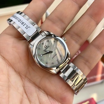 Anleitung zum Anpassen des Datums bei Omega-Uhren, außerdem Preise für goldene Herrenuhren von Omega und hochwertige Bilder