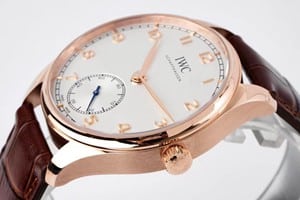 Universelle portugiesische Mondphase aus 18 Karat Gold: Gezeitentexturen und Preisführer