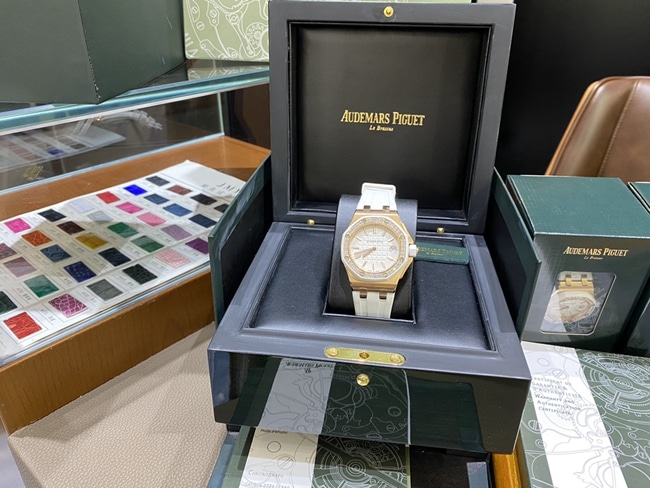 Audemars Piguet AP67540 Royal Oak Offshore 37mm White Dial Rubber Strap Quartz Women’s Watch Review
