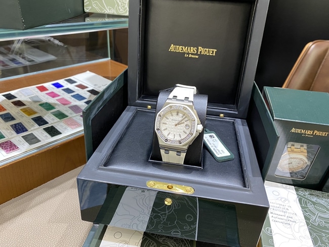 Premium Audemars Piguet AP67540 37mm Royal Oak Offshore Quartz Women's Watch with White Dial and Rubber Strap