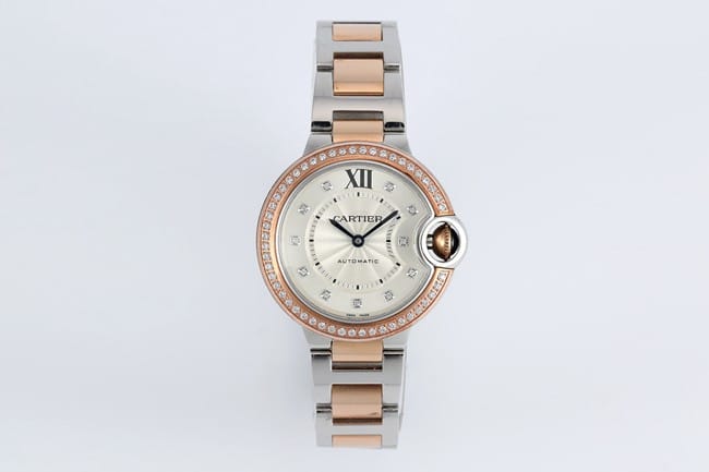 Cartier V6 Factory Blue Balloon 33 mm Reloj réplica superior para mujer W3BB0023 con esfera plateada y blanca, anillo de diamantes en oro rosa y movimiento mecánico automático