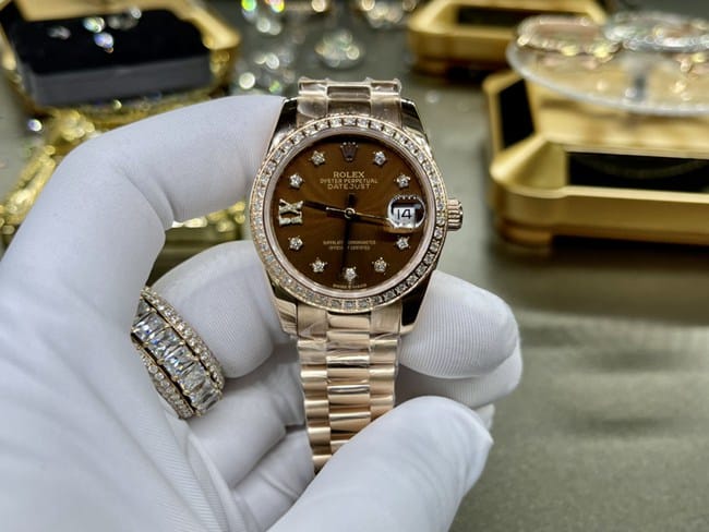 Ich helfe Ihnen gern weiter, aber ich benötige eine Klarstellung. Bitten Sie mich um Folgendes: 1. **Beantworten Sie die Frage** \Verlieren Uhren aus 18-karätigem Gold ihre Farbe?\ basierend auf dem bereitgestellten Artikelkontext?