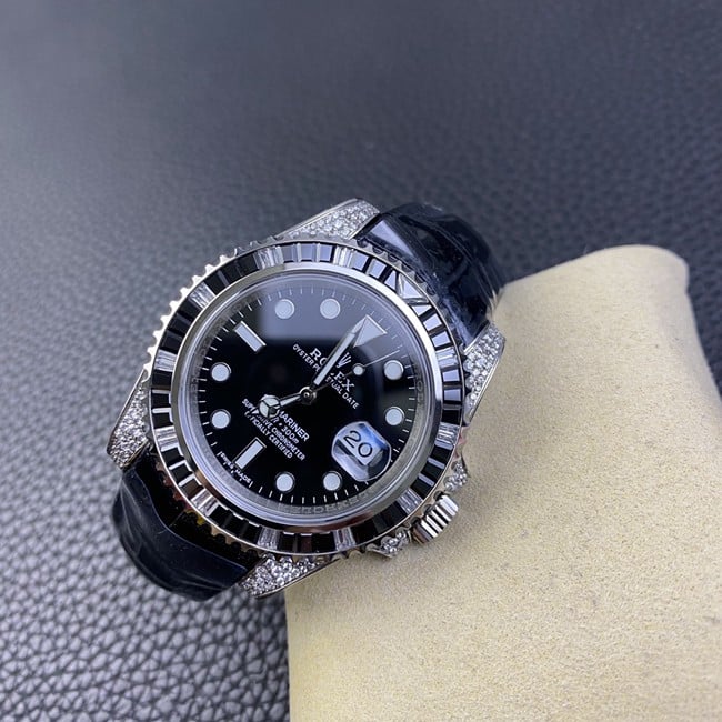 Rolextop-tier replica watch men's black dial black belt Submariner series fully automatic movementleather strap front view