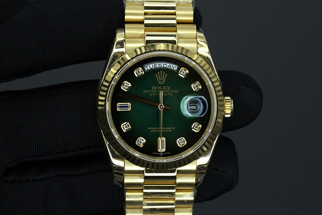Rolex M128238-0069 Calendário semanal EW Factory Réplica de relógio com ouro amarelo 18 quilates, efeito raio solar e cristal azul resistente a arranhões