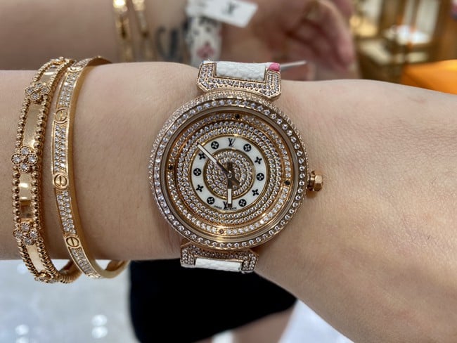 Louis Vuitton women's premium Swiss quartz one-to-one replica with gold diamond plate and sapphire leather strap timepiece