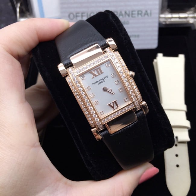 Patek Philippe Twenty~4® boîtier rectangulaire 1:1 super A réplique montre femme or rose verre saphir bracelet en soie noire diamants