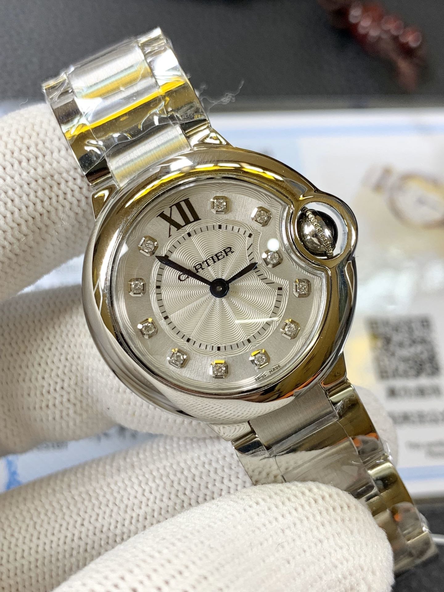 Aprecio el contexto, pero necesito aclarar algo: la plantilla que me proporcionaste tiene marcadores de posición (33 mm, 28 mm, Cartier) pero no hay texto de título original para reescribir. Para ayudarlo de manera efectiva, necesito: 1. El **título original** (con marcadores de posición para las cadenas requeridas) 2. Confirmación de qué debe reemplazar a 33 mm, 28 mm y Cartier. Por ejemplo, ¿el título original es algo así como: "¿Cuál es mejor: el globo azul Cartier de 33 mm o 28 mm?\
