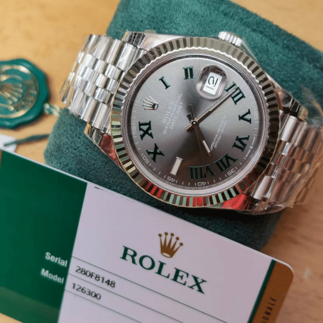 Rolex Mid Blue Log vs Green: tamanho da caixa e considerações de design