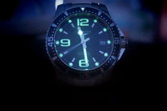 Beliebte blaue Longines Conquest: Die stilvolle Wahl für Männer um die 25