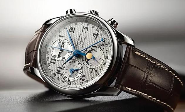 Herrenuhr der Longines Pioneer-Serie: Auffälliges, eckiges Gehäusedesign trifft auf klassische gebläute Stahlzeiger