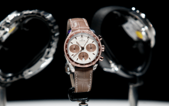 Bewertung des Omega Speedmaster 324.28.38.50.02.002 Beige Panda Dial: Bilder und Preise