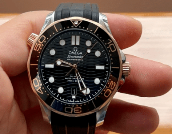 Revisión de Omega Seamaster 210.22.42.20.01.002: esfera negra, bisel de oro Sedna y guía de precios
